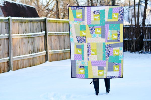 Colcha de retalhos com tecido decora de forma singela a sua cama (Foto: missmake.com)