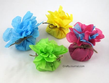 Esta lembrancinha com flor de papel pode ter o que você quiser dentro (Foto: craftyjournal.com)
