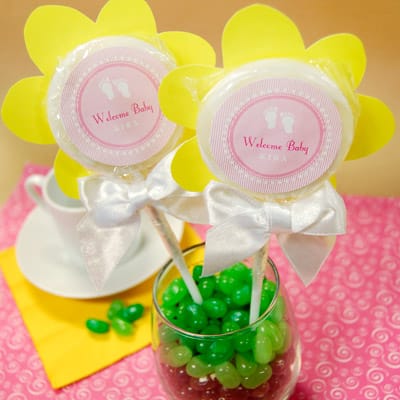 Esta lembrancinha de aniversário infantil com pirulito pode ter as cores que você quiser, como as cores da decoração da sua festa (Foto: my-practical-baby-guide.com)