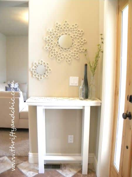 Moldura para espelho com tubo de PVC é fácil de ser conseguida (Foto: thriftyandchic.com)