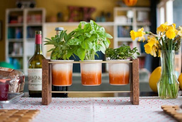 Este diferente suporte de madeira para vasos é mais fácil de ser feito do que parece (Foto: seriouscraft.com)