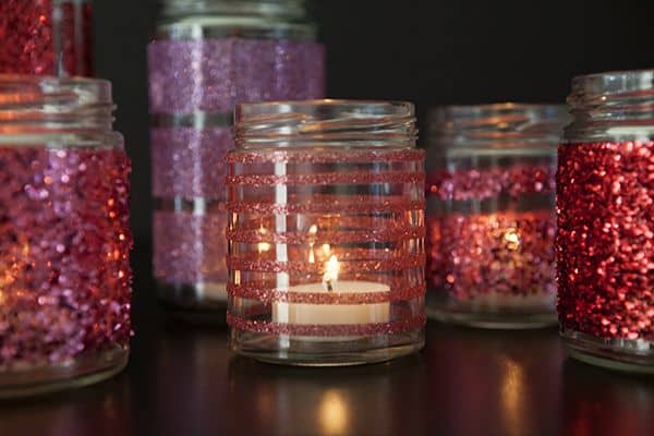 Decorar vidro com fita adesiva é uma forma barata de renovar os seus espaços (Foto: somethingturquoise.com)