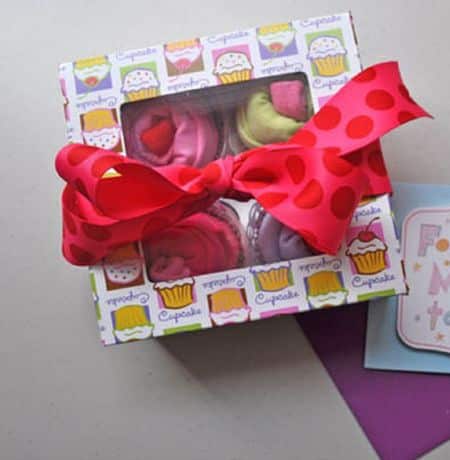 Embrulhar presente para bebê de forma original é muito fácil (Foto: club.chicacircle.com)