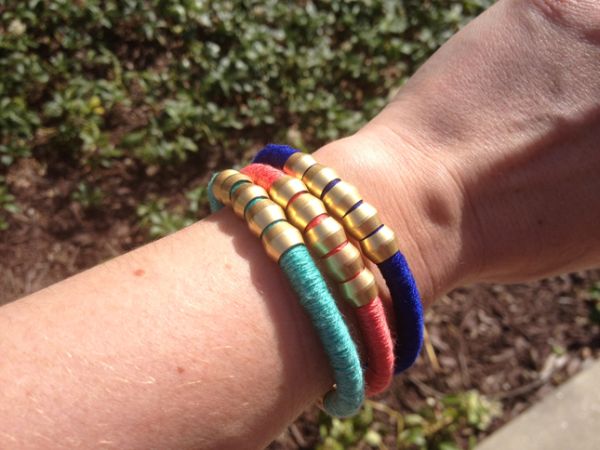 Faça pulseiras coloridas para os seus looks ganharem novo fôlego (Foto: thanksimadeitblog.com)