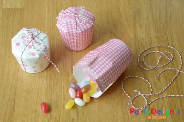 Esta caixinha de copo descartável pode ser uma linda lembrancinha (Foto: blog.partydelights.co.uk)