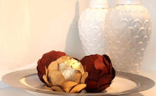 Este centro de mesa com folhas secas é sustentável e decora com primor (Foto: mundodecorado.blog.br)