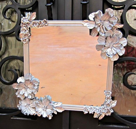 Decorar um espelho com flores artificiais é muito fácil (Foto: dollarstorecrafts.com)