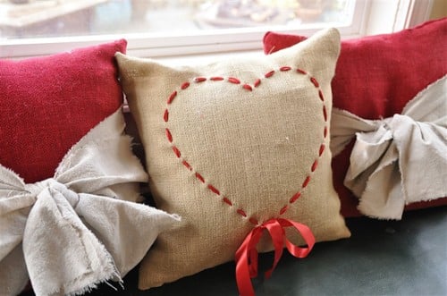 Decorar uma almofada com fita é muito fácil e você faz o trabalho rapidinho (Foto: yourhomebasedmom.com)