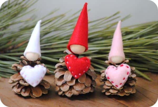 Este fofo enfeite romântico com pinha pode ter as cores que você deseja (Foto: gardenmama.typepad.com)