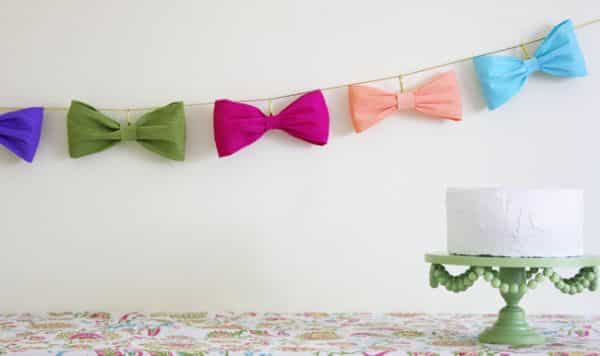 É muito fácil fazer laço de papel crepom (Foto: theflairexchange.com)