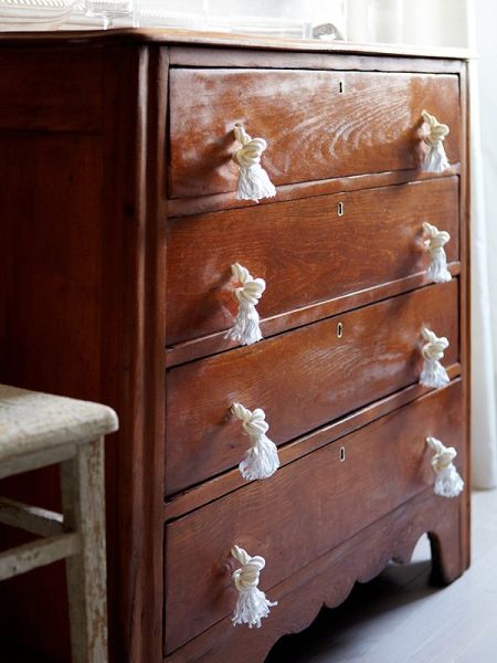 Puxadores de gavetas eitos de corda são lindos e interessantes (Foto: onekingslane.com)
