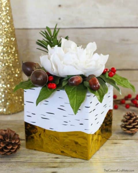 É muito fácil conseguir um centro de mesa natalino gastando pouco (Foto: thecasualcraftlete.com)