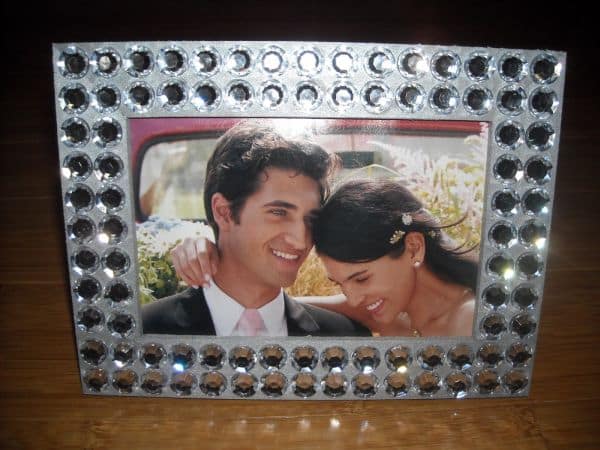 Comece já a decorar porta-retrato de madeira, até mesmo para ganhar um dinheiro extra (Foto: weddingbee.com)