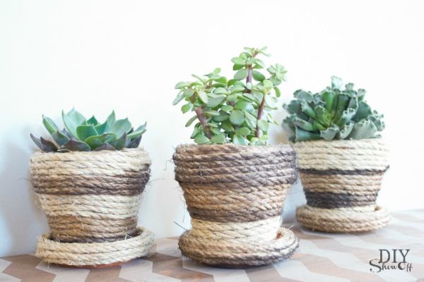 Decoração rústica em vaso pode ter a combinação de cores de sua preferência ou não ter pintura nenhuma (Foto: diyshowoff.com)