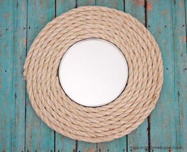 Faça muitas desta moldura para espelho com sisal (Foto: makinghomebase.com)