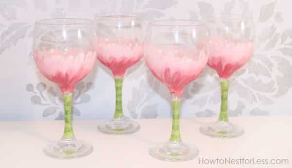 Decorar taças de vinho pode também ser muito divertido (Foto: howtonestforless.com)