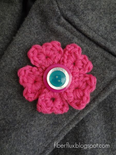 Este broche de flor de crochê é lindo e pode ter a sua personalidade empregada nele (Foto: fiberfluxblog.com)