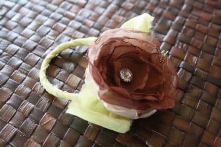 Esta flor para porta-guardanapo pode ter o estilo que mais se adequar com a decoração pretendida para a mesa (Foto: jewelboxballerina.com)
