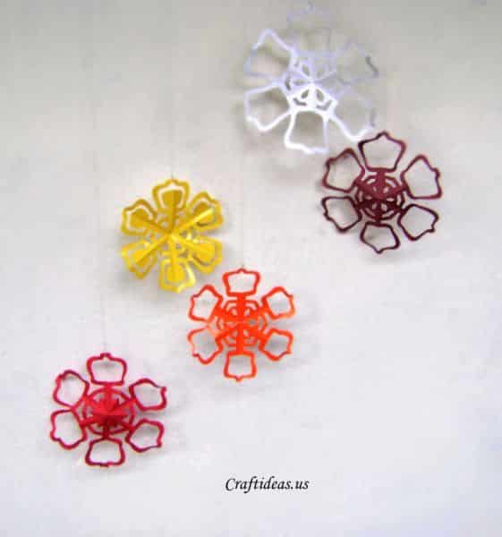 Estas flores cortadas no papel podem ter a cor e o estilo que você desejar (Foto: craftideas.us)
