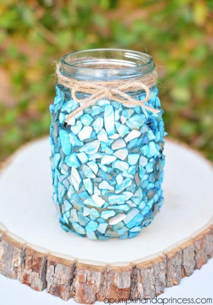O mosaico em pote de vidro pode ter o estilo que mais se adequar com o restante do décor de sua casa (Foto: apumpkinandaprincess.com)