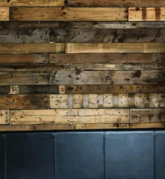 Parede decorada com pallets é linda e sofistica o cômodo (Foto: diyready.com)
