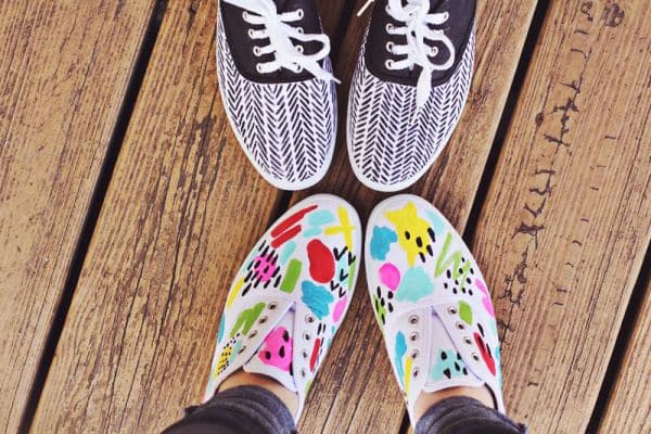 Personalizar tênis branco é muito fácil e pode também ser bem divertido (Foto: abeautifulmess.com)