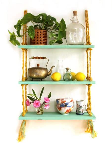 Faça ao menos uma prateleira de madeira para a sua casa (Foto: apieceofrainbow.com)