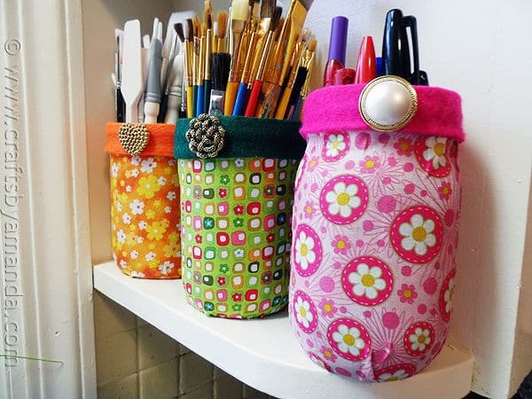 Encapar potes de vidro com tecido é muito fácil e você pode aplicar o seu toque pessoal (Foto: craftsbyamanda.com)