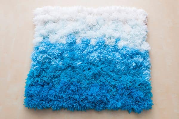 Tapete de pompom de lã pode ter as cores que você desejar (Foto: brit.co)
