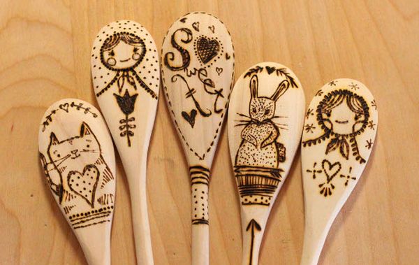 Como Decorar Colher de Pau Passo a Passo Decorar colher de pau pode também ser bem divertido (Foto: thinkcrafts.com)