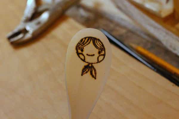 Como Decorar Colher de Pau Passo a Passo (Foto: thinkcrafts.com)