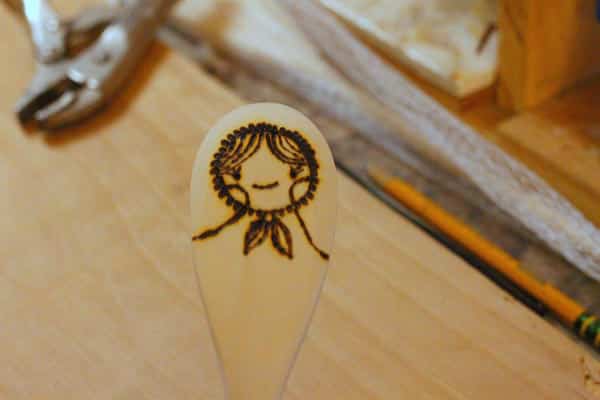 Como Decorar Colher de Pau Passo a Passo (Foto: thinkcrafts.com)