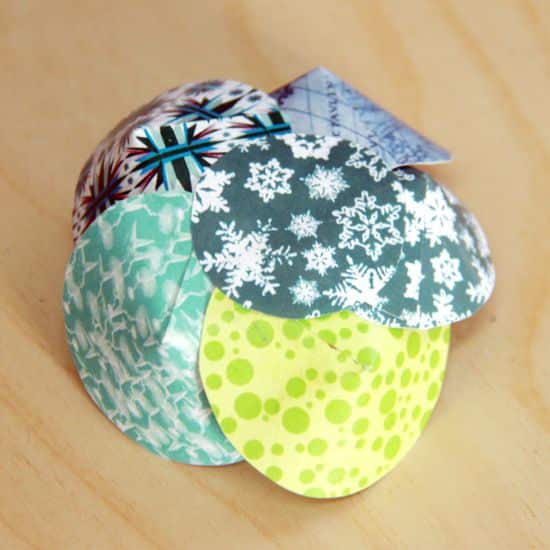 Como Fazer Flores com Círculos de Papel (Foto: worldofpineapple.com)