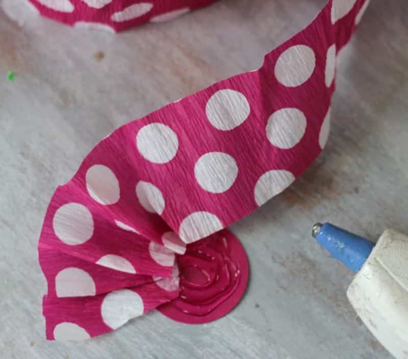 Como Fazer Flores de Papel Crepom (Foto: ribbonsandglue.com)