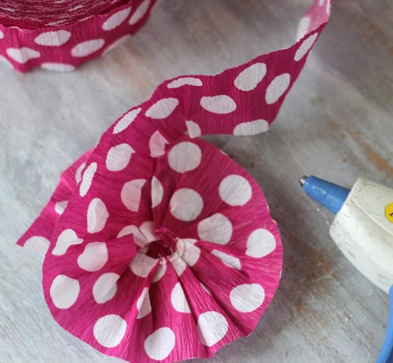 Como Fazer Flores de Papel Crepom (Foto: ribbonsandglue.com)