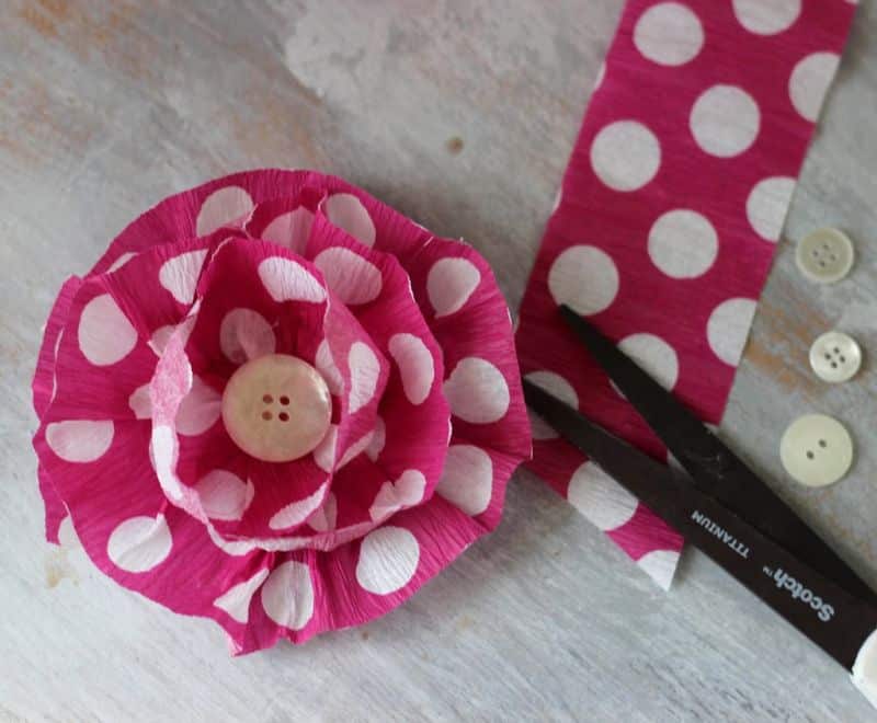 Como Fazer Flores de Papel Crepom (Foto: ribbonsandglue.com)