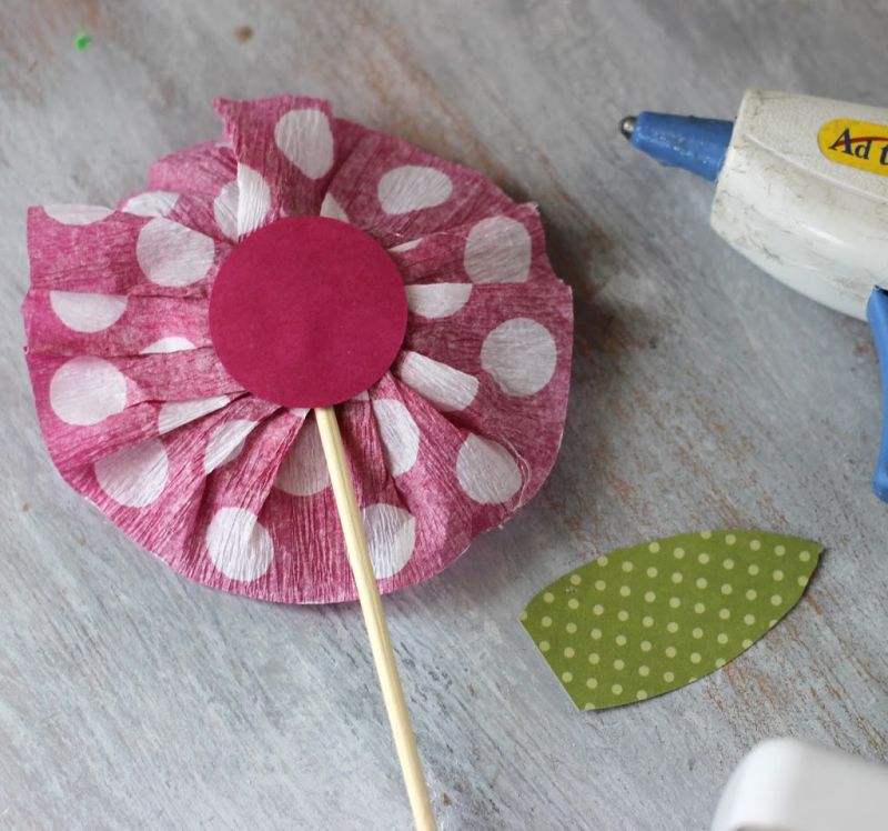 Como Fazer Flores de Papel Crepom (Foto: ribbonsandglue.com)