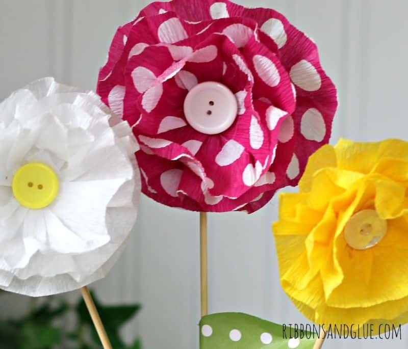 Como Fazer Flores de Papel Crepom (Foto: ribbonsandglue.com)