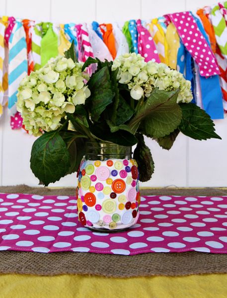 Como Fazer Pote Decorado com Botões Pote decorado com botões pode também receber outros enfeites, além das flores (Foto: seevanessacraft.com)