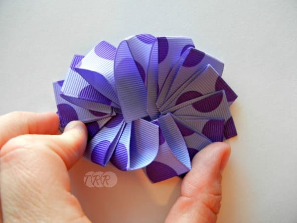 Como Fazer uma Flor com Fita Fácil (Foto: theribbonretreat.com)