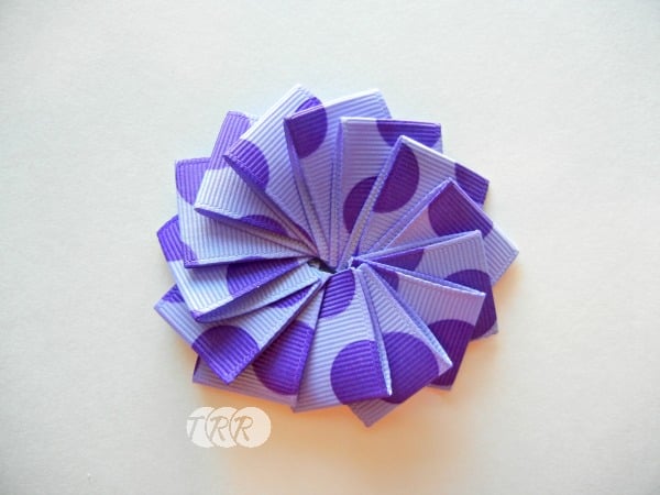 Como Fazer uma Flor com Fita Fácil (Foto: theribbonretreat.com)