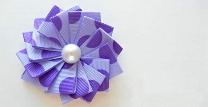 Como Fazer uma Flor com Fita Fácil Fazer esta flor com fita fácil é também muito divertido (Foto: theribbonretreat.com)
