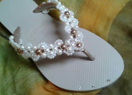Artesanato com Chinelos Há inúmeros tipos de artesanato com chinelos (Foto: pinterest.com)