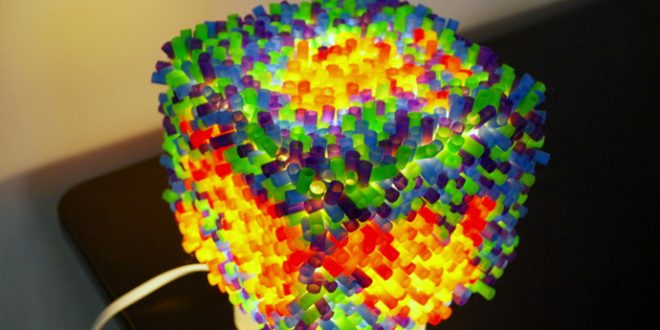 luminária de mesa com canudos