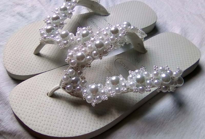 chinelo bordado com perolas delicadas chinelo bordado com perolas delicadas