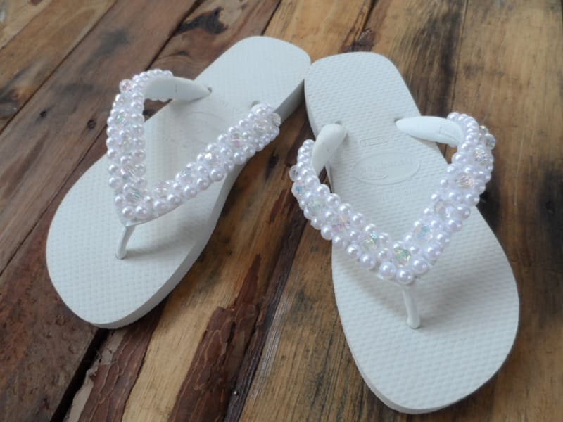 chinelo bordado com perolas brancas chinelo bordado com perolas brancas