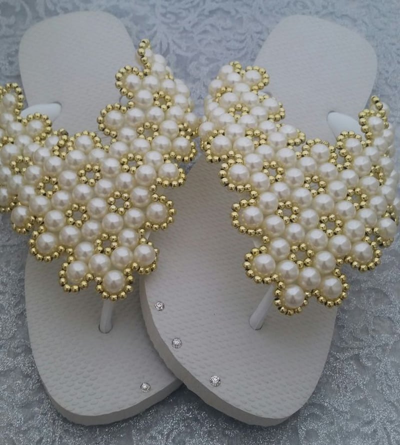 chinelo bordado com tira larga chinelo bordado com tira larga