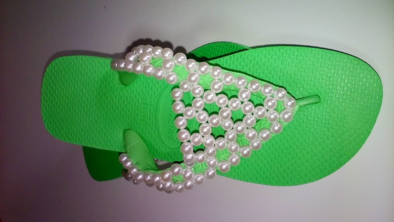 chinelo bordado com trançado de perolas chinelo bordado com trançado de perolas