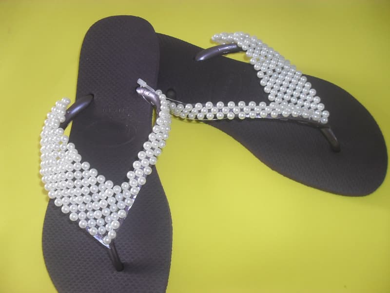 chinelo bordado com manta de perola chinelo bordado com manta de perola