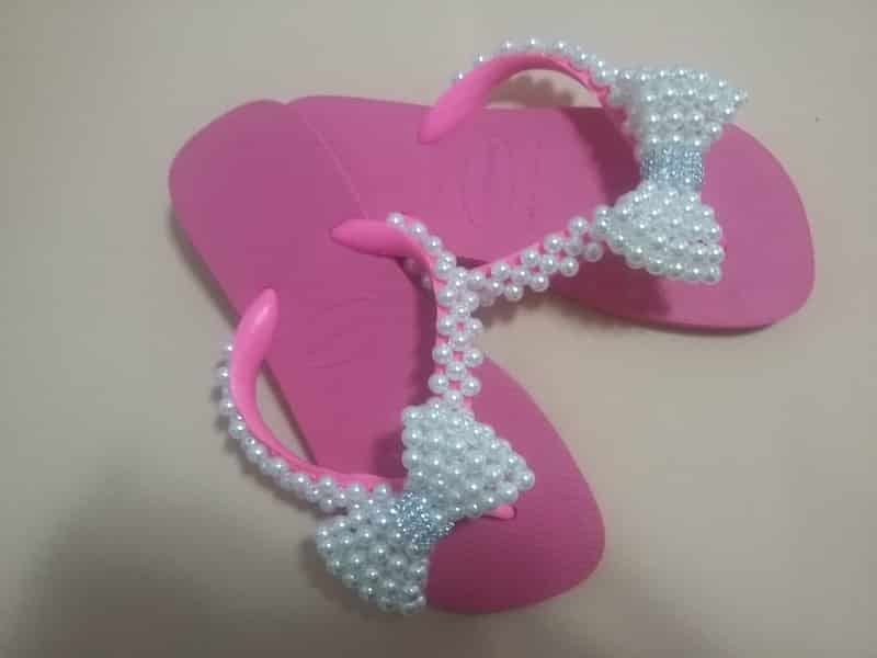 chinelo bordado com laço e strass chinelo bordado com laço e strass